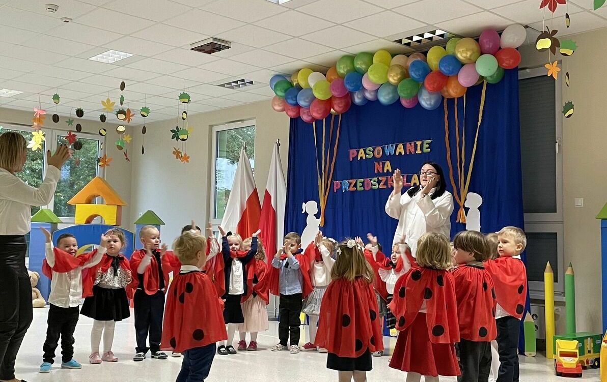 Zdjęcie do Czas wesoło płynie w przedszkolnej drużynie,  tu przyjaci&oacute;ł mam i nie jestem sam&hellip;