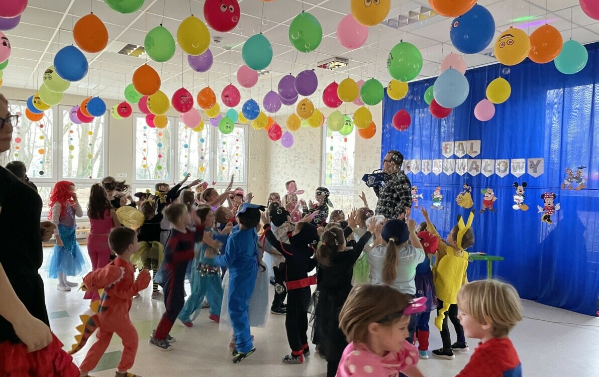 Zdjęcie do Piękne stroje, dziwne maski&hellip;